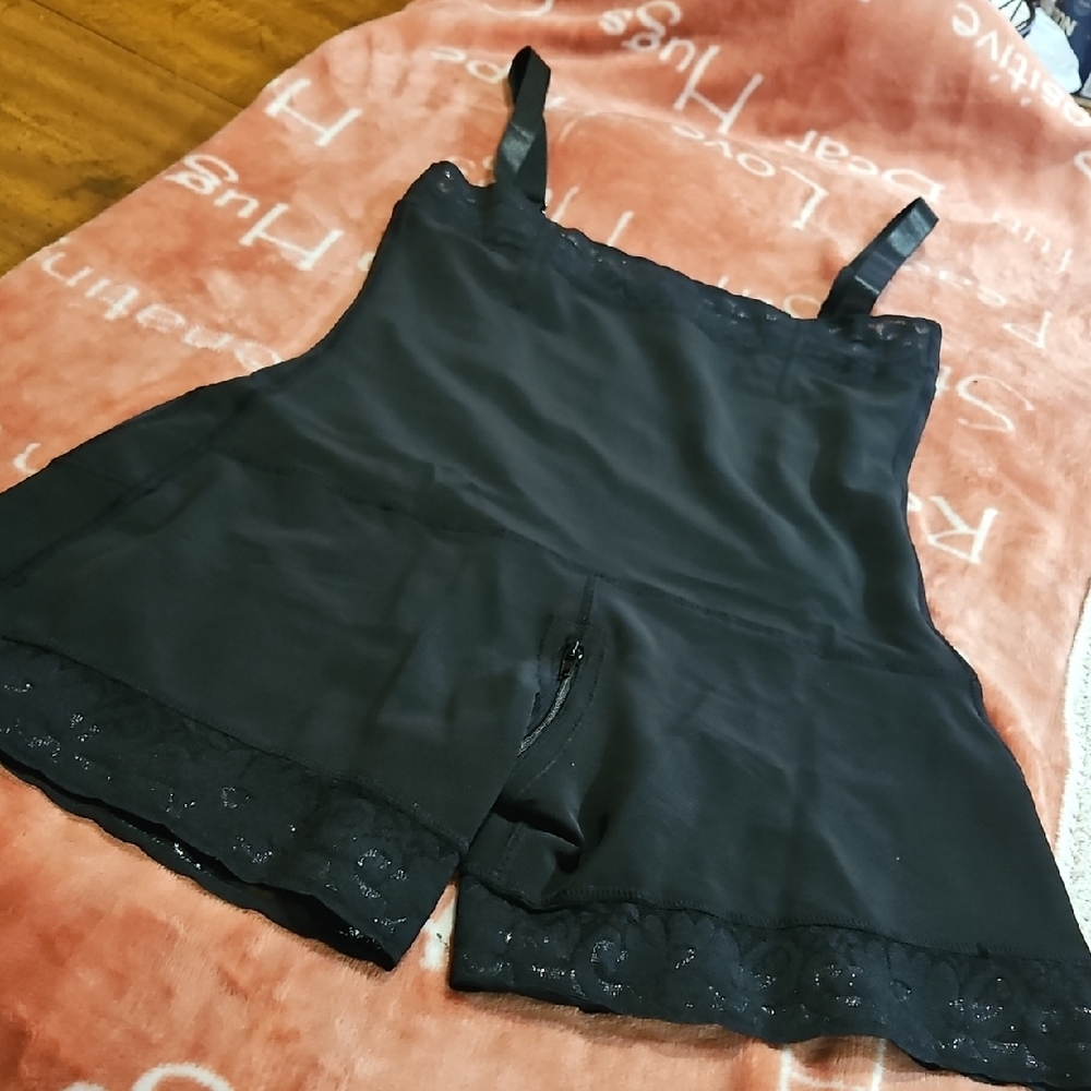 SHEIN Black Lace-Trim Shaping Romper